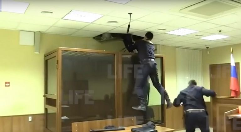 Ρωσία: Σκότωσε την αδερφή του και προσπάθησε να δραπετεύσει από το ταβάνι [vid]