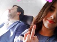 Ματέο Σαλβίνι: 19χρονη υψώνει το μεσαίο δάχτυλο σε φωτογραφία της με τον πρωθυπουργό της Ιταλίας