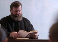 Άγριες Μέλισσες: Ο παπάς του χωριού μιλάει για τη φιλία του με τη Ζωή Κωνσταντοπούλου