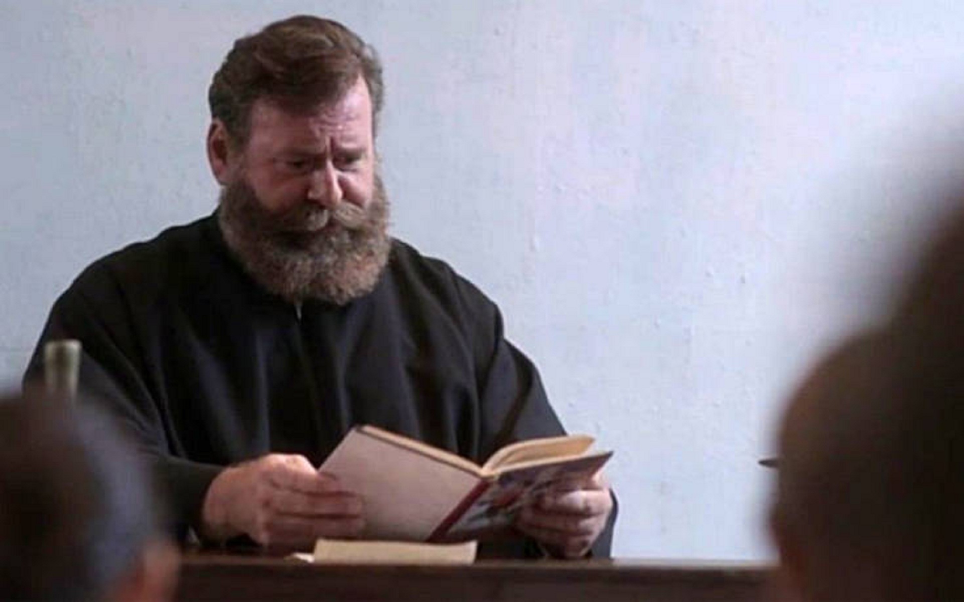 Άγριες Μέλισσες: Ο παπάς του χωριού μιλάει για τη φιλία του με τη Ζωή Κωνσταντοπούλου