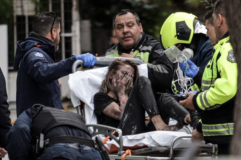 Φωτιά Συγγρού: Έχουν απεγκλωβιστεί 20 άνθρωποι – Μια 24χρονη διασωληνωμένη, δύο με σοβαρά εγκαύματα