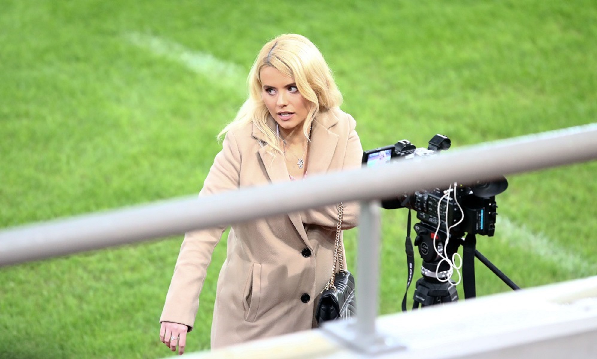 Τατιάνα Σαϊκοβιτς: Με λεοπάρ ομπρέλα στο «Καραΐσκάκης» [pics]