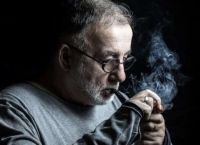 Θάνος Μικρούτσικος: Χρήστος Θηβαίος – Γιάννης Χαρούλης του αφιέρωσαν τραγούδι – “Λύγισαν και οι πέτρες” [vid]