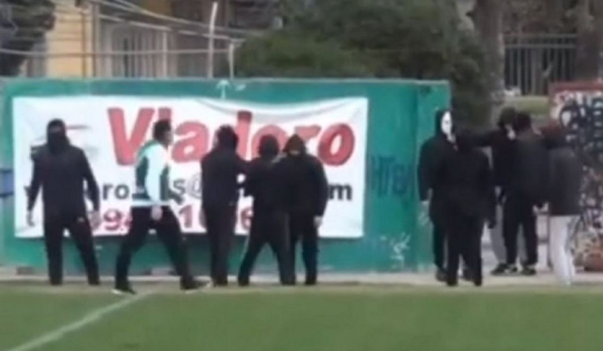 Θεσσαλονίκη: Εισβολή κουκουλοφόρων σε αγώνα ερασιτεχνικού πρωταθλήματος [vid]