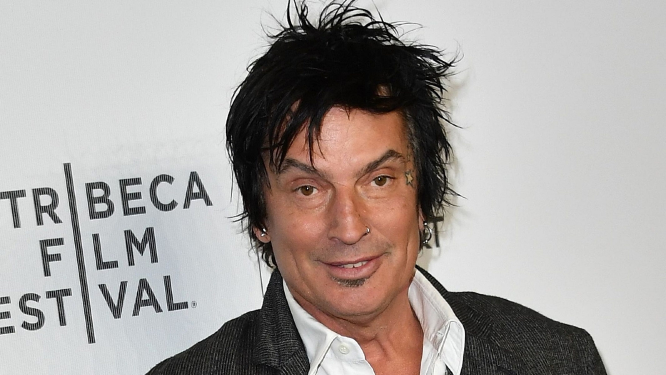 Tommy Lee: Έστειλε επιστολή στον Μάκη Βορίδη για την κακομεταχείριση ζώων στη Σαντορίνη