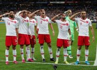 UEFA: Δεν τιμωρεί τους Τούρκους για τους στρατιωτικούς χαιρετισμούς UEFA: Δεν τιμωρεί τους Τούρκους για τους στρατιωτικούς χαιρετισμούς