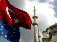 Έλληνας ευρωβουλευτής έσκισε την Τουρκική σημαία μέσα στο Ευρωκοινοβούλιο