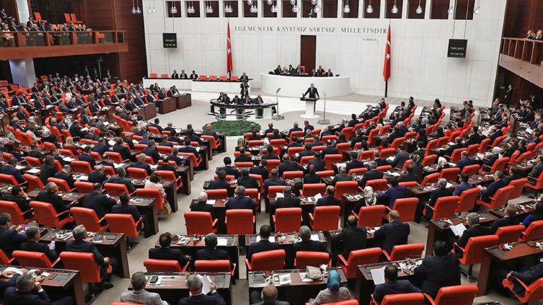 Τουρκία: Η Βουλή ενέκρινε τη στρατιωτική συνεργασία με Λιβύη
