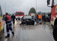 Φθιώτιδα: Φοβερό τροχαίο με ένα νεκρό και δύο τραυματίες – Κόπηκε στα δύο το αυτοκίνητο [pics]