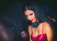 Αυτή είναι η στιχουργός για να “αμαρτήσεις” [pics&vid]