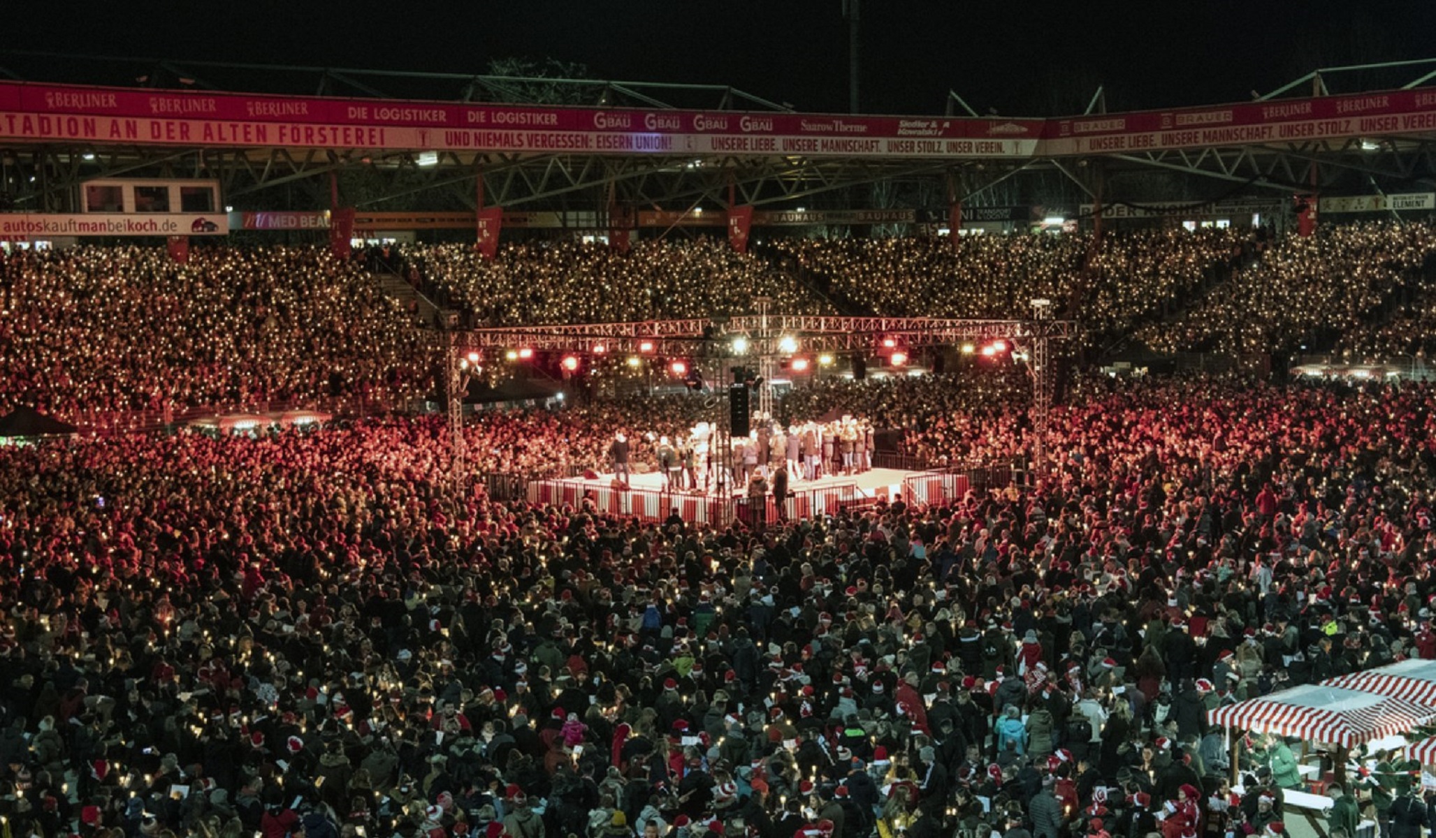 Γερμανία: Μαγική βραδιά με κάλαντα στο γήπεδο από 30.000 οπαδούς της Ουνιόν Βερολίνου [vid]