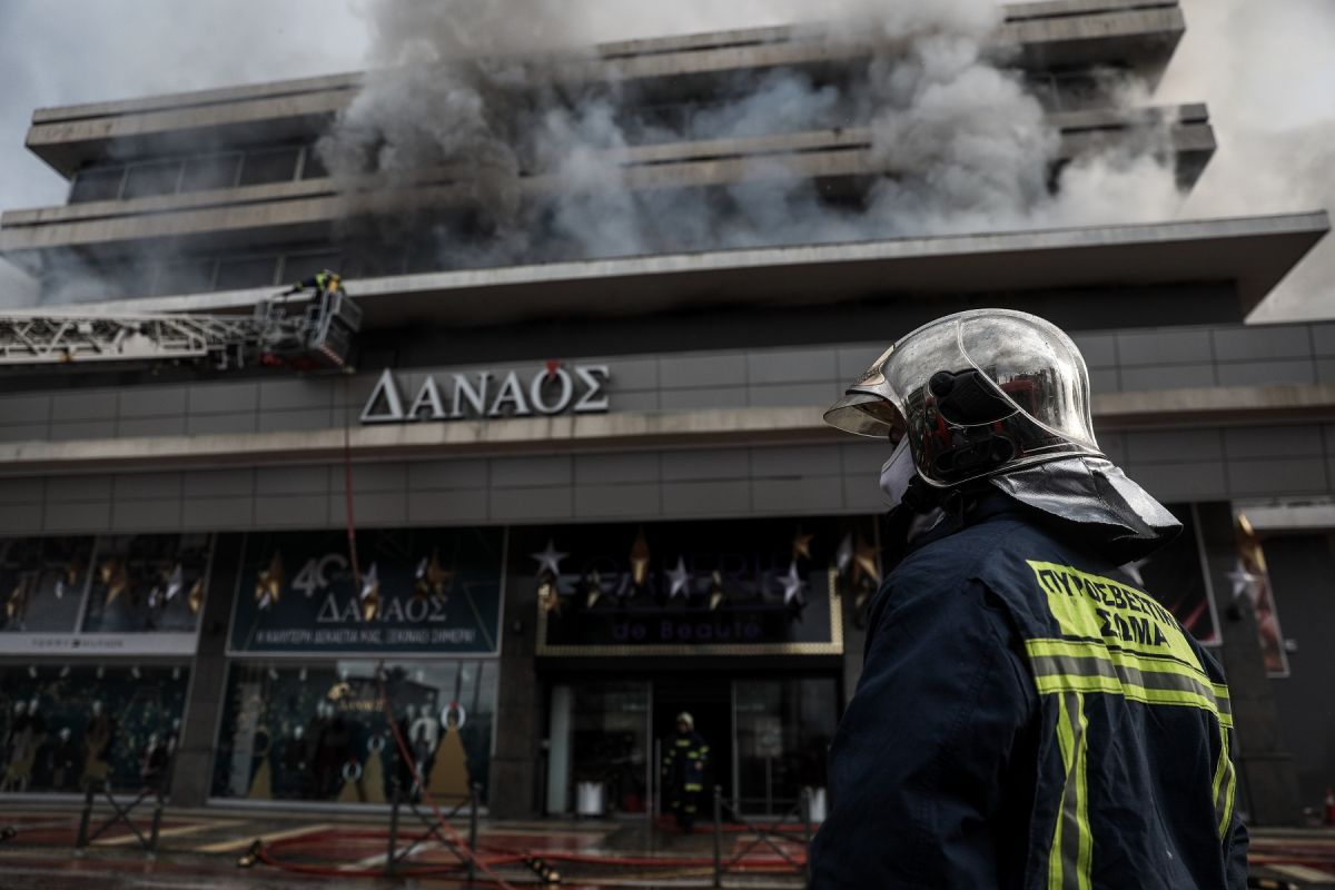 Χολαργός: Κατασβέστηκε η φωτιά πάνω από το πολυκατάστημα “Δαναός”