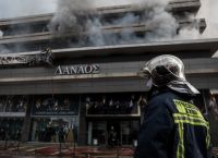 Χολαργός: Κατασβέστηκε η φωτιά πάνω από το πολυκατάστημα “Δαναός”