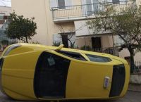Υμηττός: Ταξί τούμπαρε στη μέση του δρόμου Υμηττός: Ταξί τούμπαρε στη μέση του δρόμου