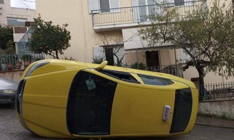 Υμηττός: Ταξί τούμπαρε στη μέση του δρόμου