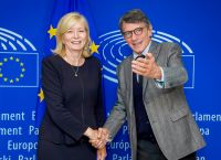 Έμιλυ Ο Ράιλι: Επανεξελέγη Ευρωπαία Διαμεσολαβήτρια ως το 2024 Έμιλυ Ο Ράιλι: Επανεξελέγη Ευρωπαία Διαμεσολαβήτρια ως το 2024