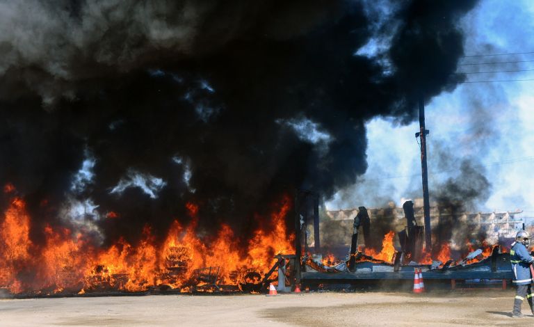 Αθηνών – Λαμίας φωτιά: Στις φλόγες φορτηγό – Δεν κινδυνεύει ο οδηγός