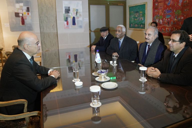 Χαλίφα Χάφταρ: Ολοκληρώθηκε η ιδιωτική συνάντηση με το Νίκο Δένδια – Αύριο οι επίσημες συναντήσεις [pics]