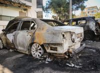 Κολωνάκι εμπρησμός οχημάτων: Πυρπολήθηκαν τρία οχήματα κοντά στην πρεσβεία των ΗΠΑ