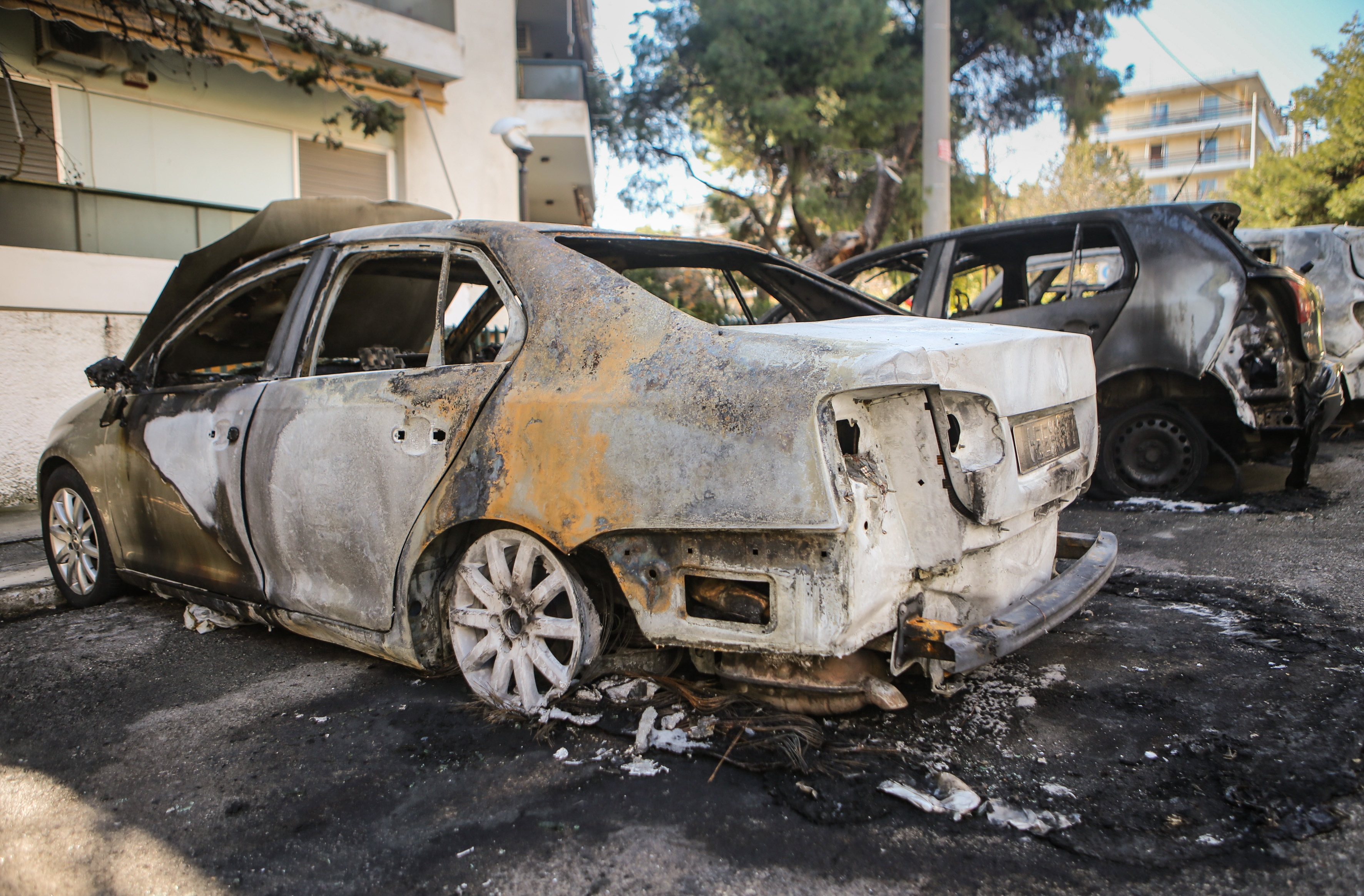 Κολωνάκι εμπρησμός οχημάτων: Πυρπολήθηκαν τρία οχήματα κοντά στην πρεσβεία των ΗΠΑ