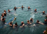 Θεοφάνεια 2020: Αψήφησαν τον Ηφαιστίωνα και βούτηξαν για τον σταυρό [vids]