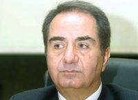 Ο Θεόδωρος Κατσανέβας τραγουδάει τα κάλαντα και γίνεται viral