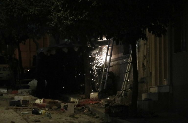 Κουκάκι: Μπαίνουν μέσα στην κατάληψη της Ματρόζου οι δυνάμεις της αστυνομίας