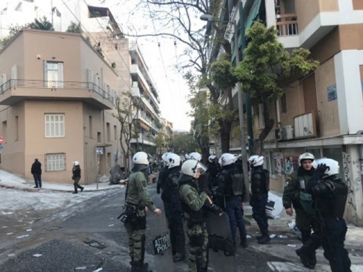 Κουκάκι: Αντιεξουσιαστές ανακατέλαβαν τα κτίρια στην Ματρόζου και στην Παναιτωλίου [vid]
