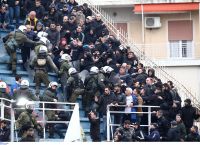 Πανιώνιος – Ατρόμητος επεισόδια: «Ροντέο» στις εξέδρες της Νέας Σμύρνης με μολότοφ και δακρυγόνα [vid]