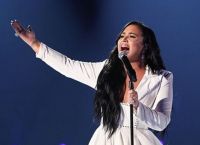Demi Lovato: Το μυστικό για να μην “τρέξει” ποτέ η μάσκαρα ακόμη και εάν δακρύσετε
