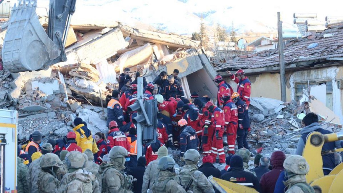 Ισχυρός σεισμός στην Τουρκία: Αγωνία για τους εγκλωβισμένους – Διάσωση μάνας και κόρης
