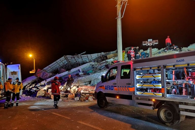 Ισχυρός σεισμός στην Τουρκία: Αυξάνονται συνεχώς οι νεκροί – Mάχη με τον χρόνο για τους διασώστες