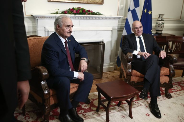 Συνάντηση Δένδια – Χαφτάρ: “Η Ελλάδα έτοιμη να στηρίξει τη Λιβύη”