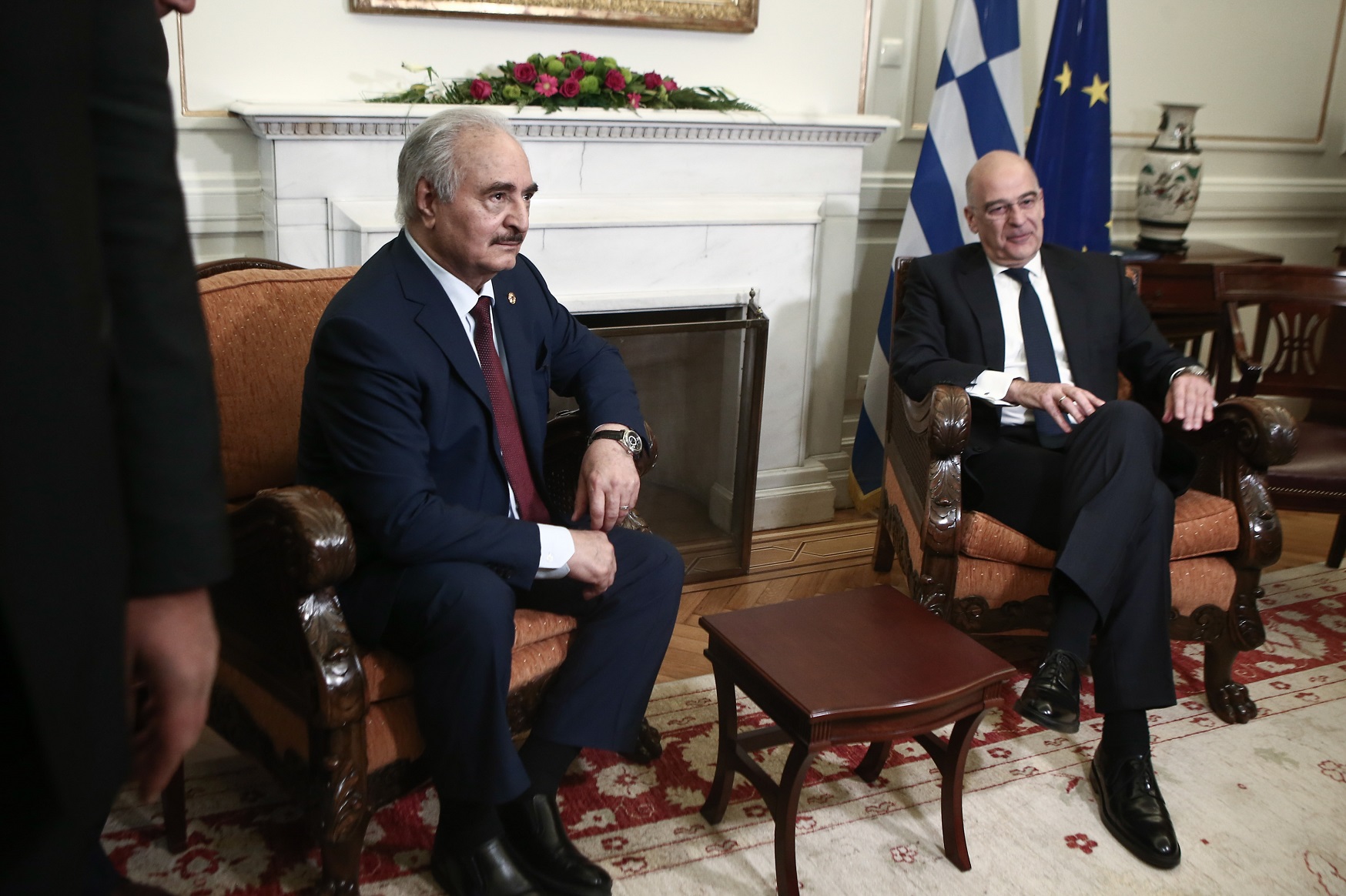 Συνάντηση Δένδια – Χαφτάρ: “Η Ελλάδα έτοιμη να στηρίξει τη Λιβύη”