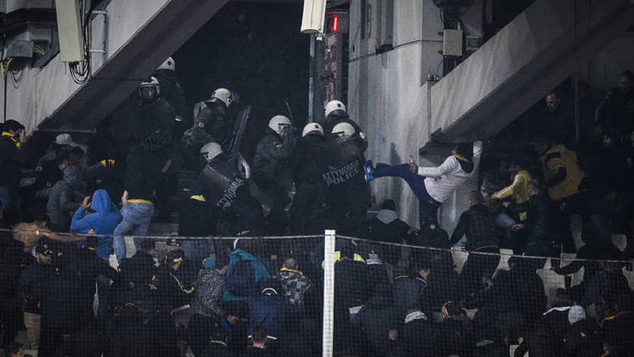 Επεισόδια έξω από το ΟΑΚΑ τώρα