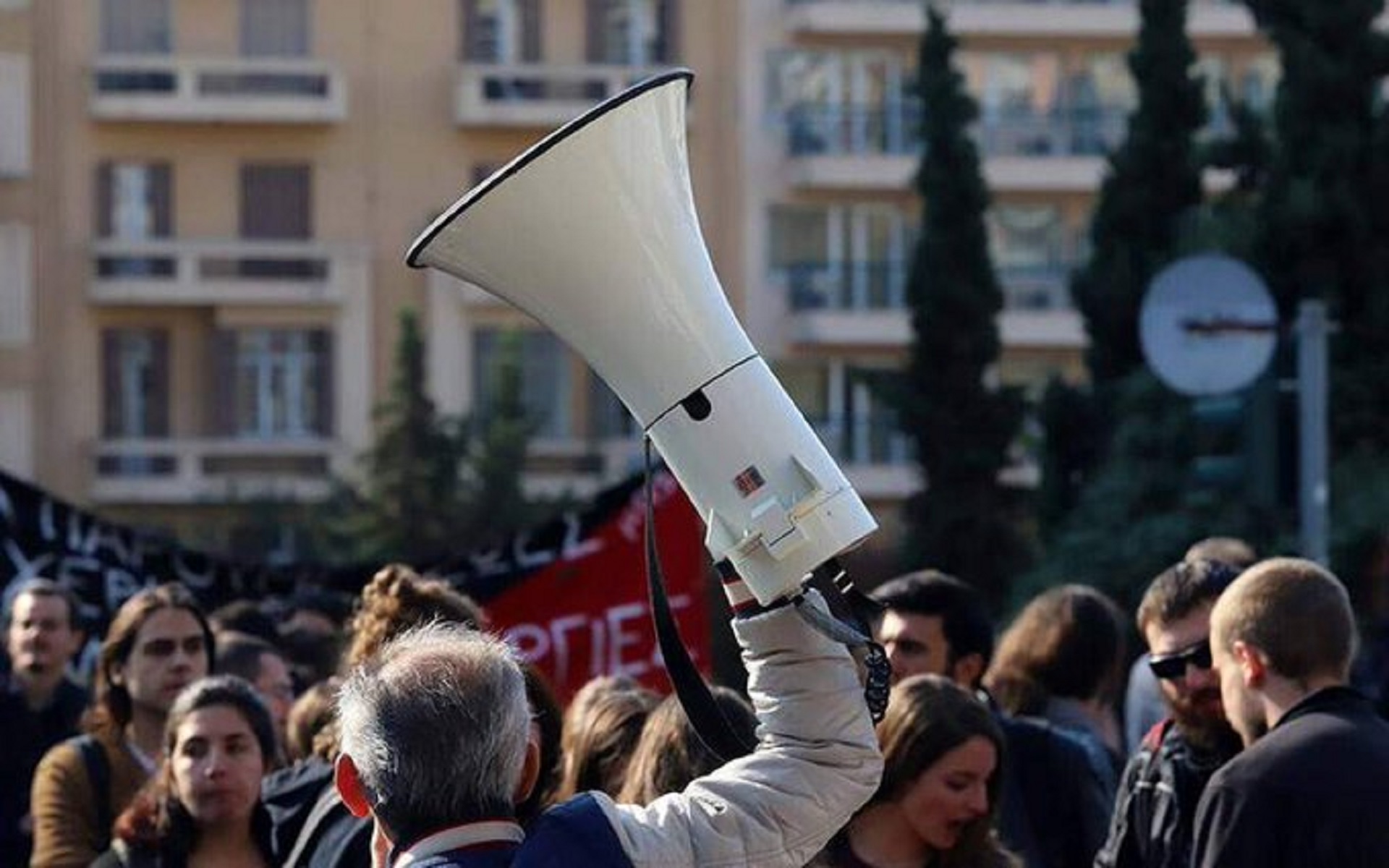 Απεργία σήμερα: Παραλύει το Δημόσιο – Κατεβάζουν ρολά και οι ελεγκτές εναέριας κυκλοφορίας