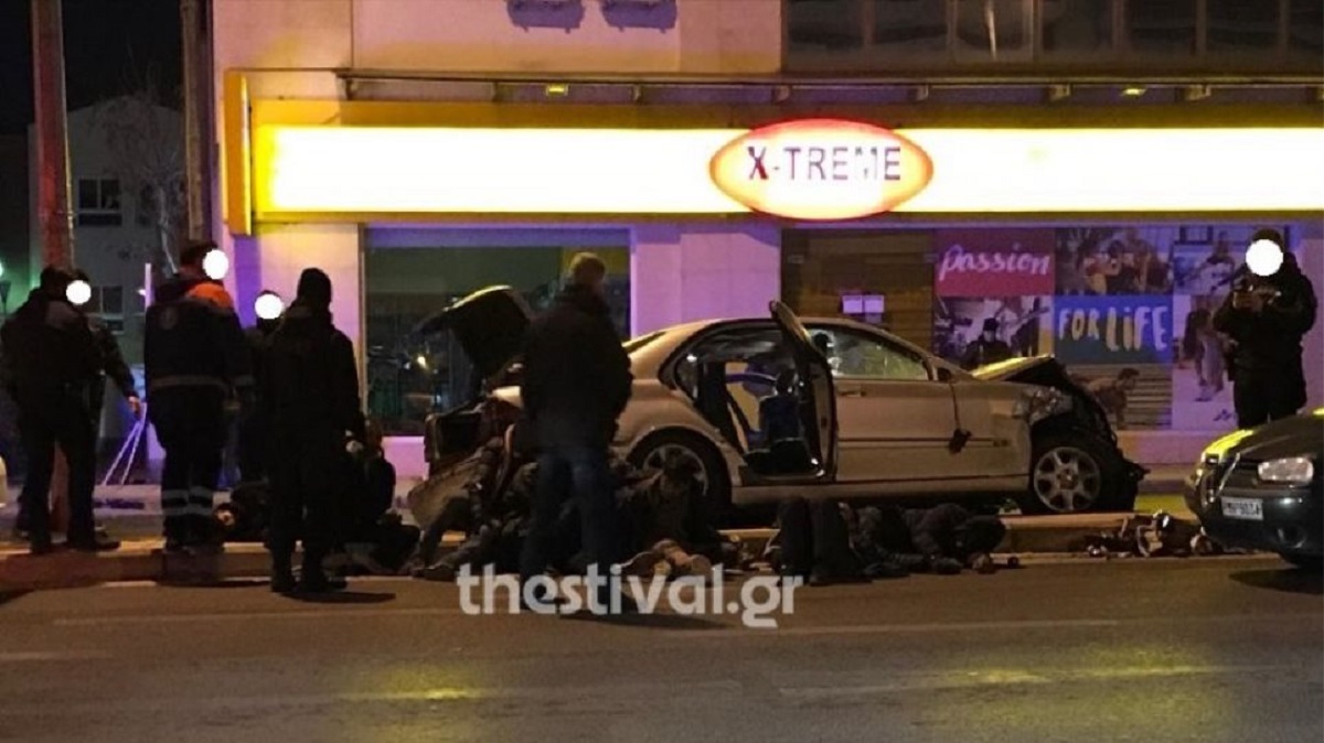 Θεσσαλονίκη: Σφοδρή σύγκρουση αυτοκινήτων ύστερα από καταδίωξη [vid]