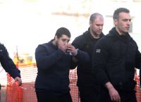 Δολοφονία Τοπαλούδη: Προκλητικός ο ένας από τους δράστες – Η άσεμνη χειρονομία προς τις κάμερες [pics]