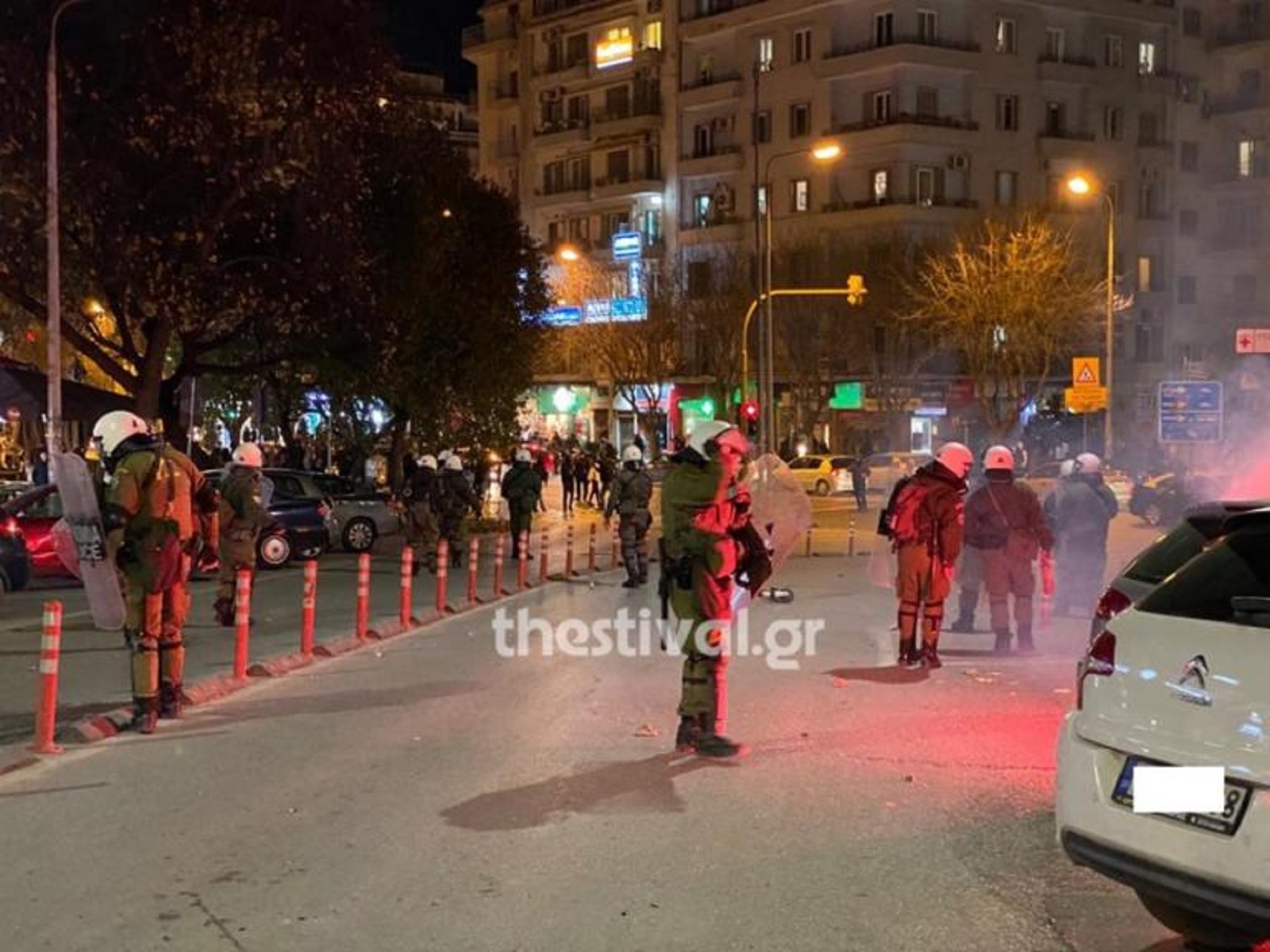 Θεσσαλονίκη συλλαλητήριο: Ένταση στην πορεία διαμαρτυρίας των οπαδών του ΠΑΟΚ [vids]