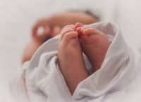 Επίδομα γέννας Βουλή: Ψηφίζεται σήμερα το επίδομα γέννησης ύψους 2.000 ευρώ