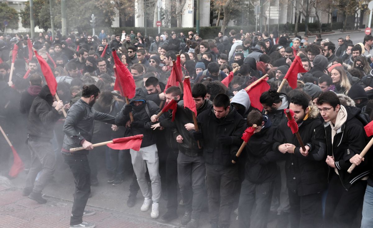Επεισόδια στο Σύνταγμα τώρα: Ένταση και χημικά στο φοιτητικό συλλαλητήριο
