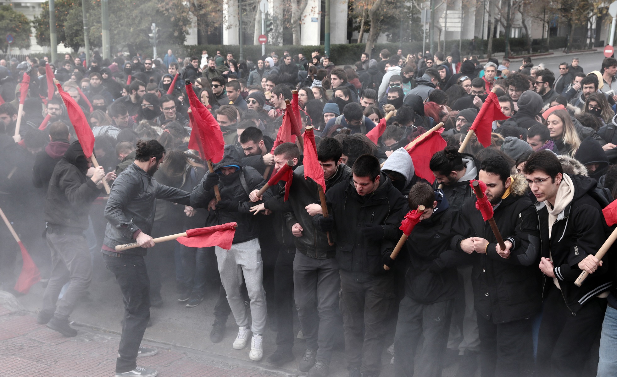 Επεισόδια στο Σύνταγμα τώρα: Ένταση και χημικά στο φοιτητικό συλλαλητήριο