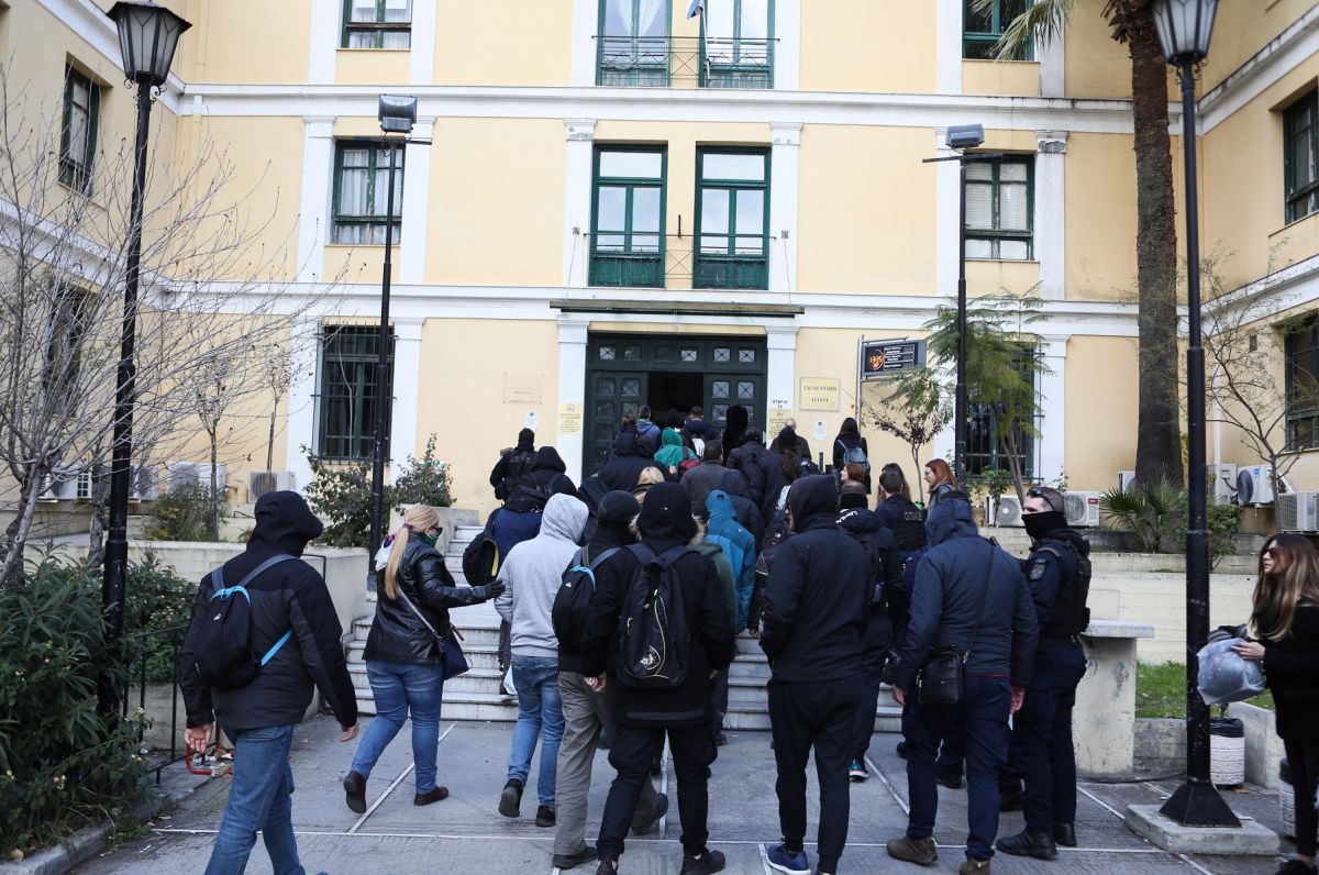 Ευελπίδων: Ένταση κατά την άφιξη των συλληφθέντων των καταλήψεων στο Κουκάκι