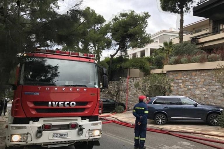 Βουλιαγμένη: Υπό έλεγχο η πυρκαγιά σε μονοκατοικία