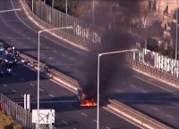 Κηφισός: Αμάξι τυλίχτηκε στις φλόγες στην Εθνική Οδό [vid]