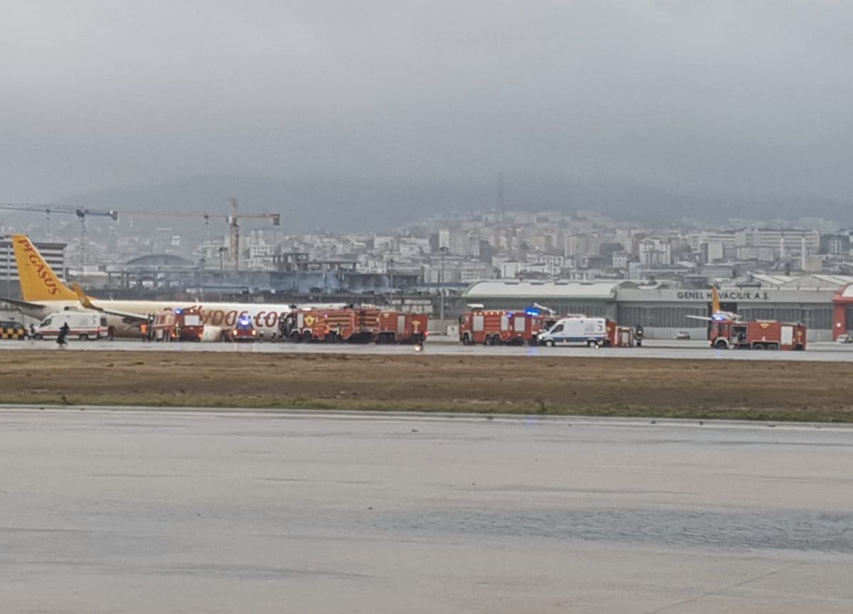 Κωνσταντινούπολη: Χαμός σε αεροδρόμιο με αεροσκάφος που παρασύρθηκε από την κακοκαιρία [pics&vids]
