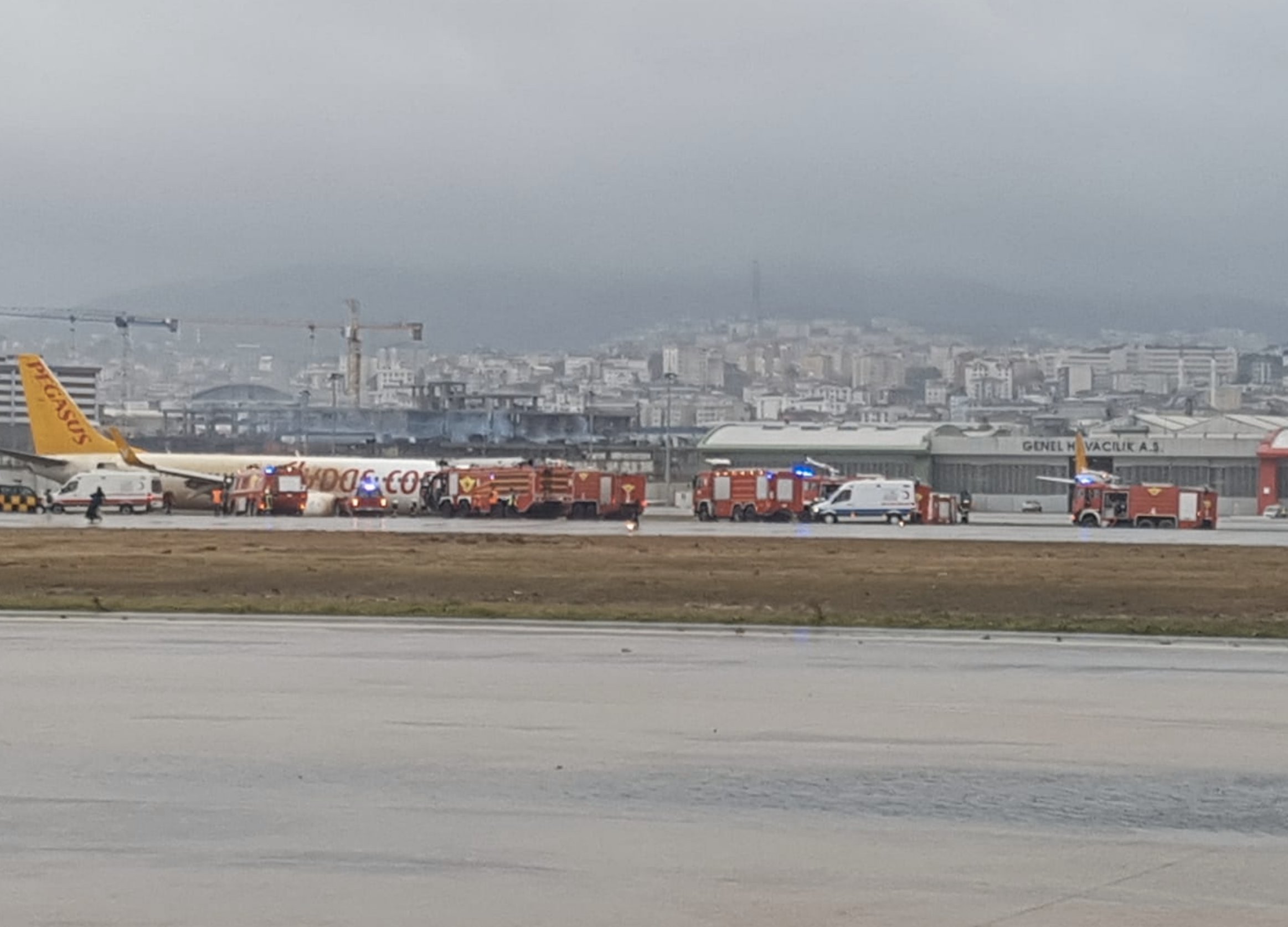 Κωνσταντινούπολη: Χαμός σε αεροδρόμιο με αεροσκάφος που παρασύρθηκε από την κακοκαιρία [pics&vids]