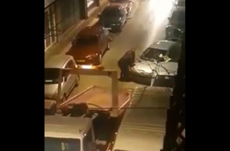 Κατερίνη αυτοκίνητο: Πήραν στα χέρια αμάξι που έκλεινε την είσοδο [vid]