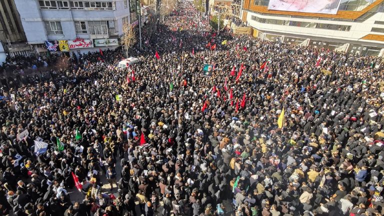 Κασέμ Σουλεϊμανί κηδεία: Αναβολή λόγω των 40 νεκρών – Ιρανός ΥΠΕΞ: “Θα απαντήσουμε για τη δολοφονία” [vids]