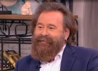 Άγριες Μέλισσες: Ο παπά – Γρηγόρης εξομολογείται – “Είμαι θρήσκος, δεν ντρέπομαι να το πω”
